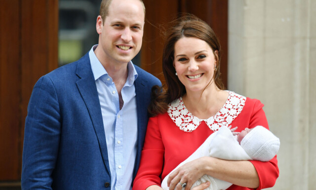TREBARNSFORELDRE: Kate og William viste stolt frem prins Louis etter fødselen. Foto: NTB scanpix TREBARNSFORELDRE: Kate og William viste stolt frem prins Louis etter fødselen. Foto: NTB scanpix